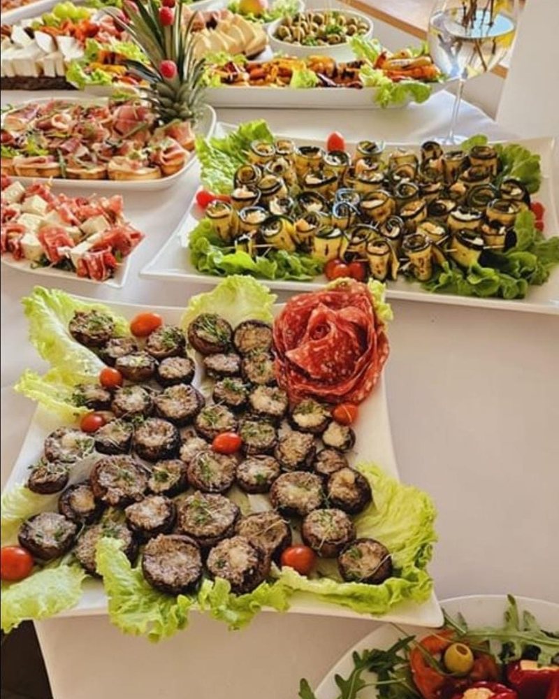 Platten mit Antipasti, Oliven, Auberginenröllchen und Salami
