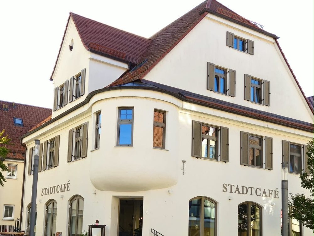 Das Stadtcafé an der Königstraße 64 — Eingang mit Treppe und Terrasse