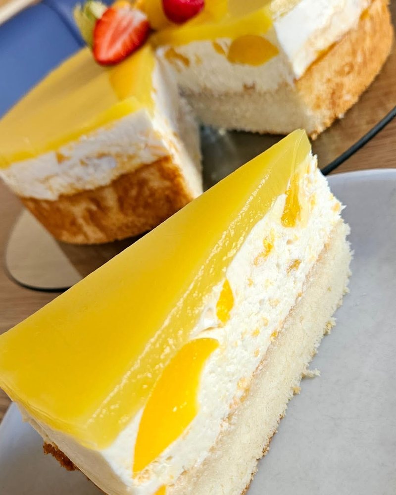 Stück hausgemachte Mango-Sahnetorte