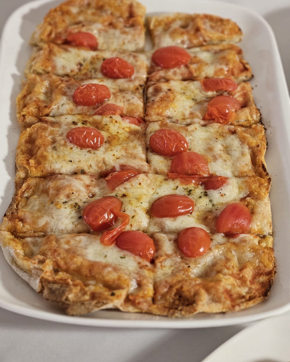 Pinsa Margherita mit Mozzarella und Kirschtomaten